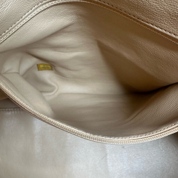 CHANEL CALF LEATHER MEDIUM LUXE LIGNE BEIGE BOWLER shoulder bag - Picture 11 of 16